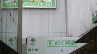 若い女の子向きのファッションと、レストランのバリエーションの豊かさが特徴