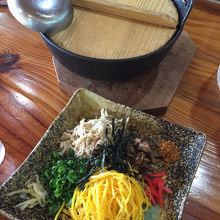 出汁スープをかけて食べます。美味しかったです。