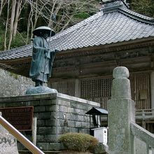 薬師堂とその横には修行大師像があります