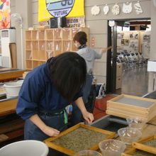 和紙工芸館内で和紙作りをする若い女性