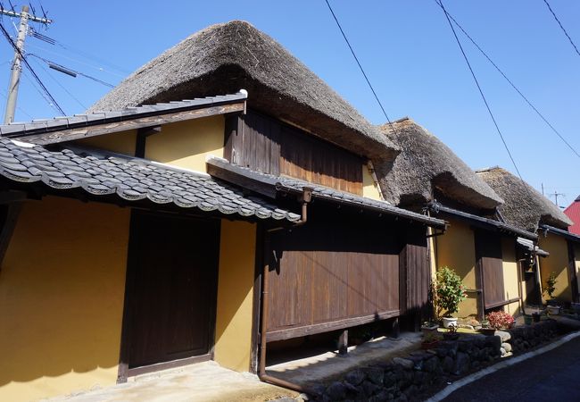 茅葺の建物が三つ並んで