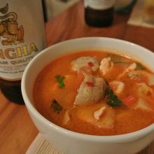 トムヤムクン等のスープも取り分けてくれます