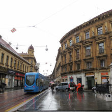 それでも、めげずに歩いて行くと、趣のある佇まいが見れます