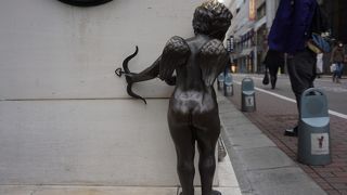 ビルの壁に隠れて、そっと向こうを覗いている