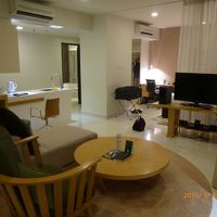 カーテンの後ろにベットだあります