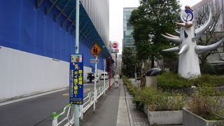 数寄屋橋公園の脇を泰明小学校の方に抜ける通り