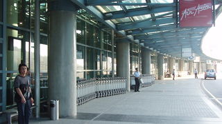 小さな空港ですが便利です。