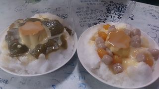 メニューも大きさも豊富なカキ氷屋さん。