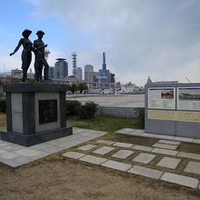 彫刻前にあるプレートは…