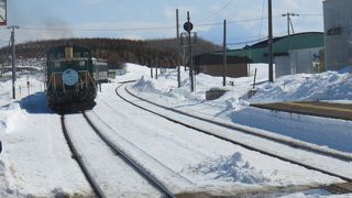小さな木造の無人駅です