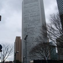 銀色の三角柱のデザインが象徴的