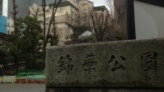 隣にある錦華小学校(現・お茶の水小学校)は漱石の学び舎です。