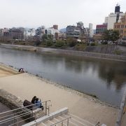 京都の繁華街四条河原町交差点を東へ，渡ると平安神宮方向に通じている