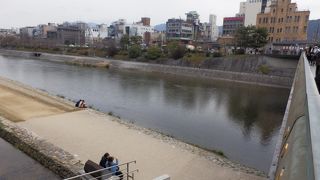 京都の繁華街四条河原町交差点を東へ，渡ると平安神宮方向に通じている