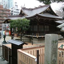 熊野神社の鳥居付近にあります