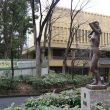 1階は区民ギャラリー、2階は環境学習情報センターです