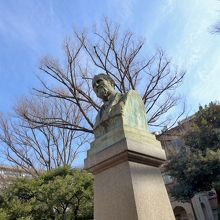 台座に乗った胸像