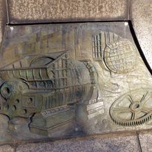 台座に刻まれたレリーフ