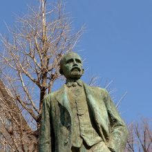 ジョサイアコンドル像