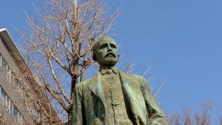 鹿鳴館を設計した建築家の銅像です