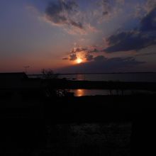 部屋の窓の正面に、霞ヶ浦に夕日が沈みます。