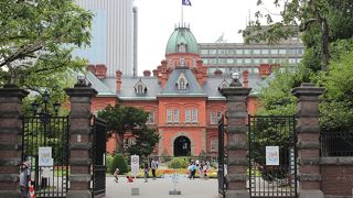 街中にある赤レンガの建物はインパクト大