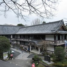 霊山護国神社から観た霊山歴史館