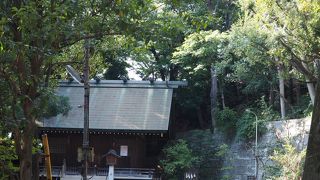 急坂の途中にあります