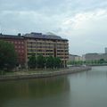 運河沿いに建つ近代的なホテル