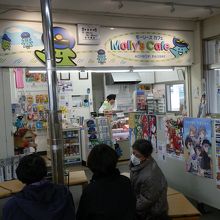 浅虫温泉駅の待合室と売店です。温もりがありました。