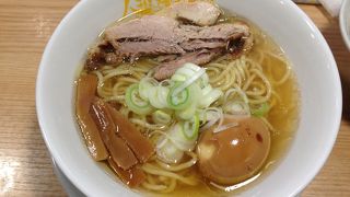 開店前から長蛇の列。清潔なお店にミスチルが掛かってます。