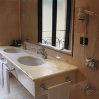 部屋が狭い割にはバスルームにはシンクが2つあり使いやすい