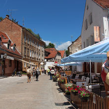 写真右手のカフェで撮影していたそうです