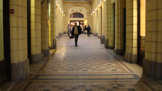 歴史を感じさせるアーケード