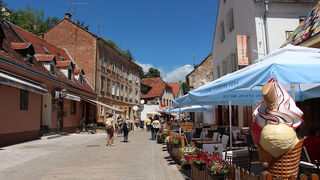 評判のよいカフェやレストランが並んでいます
