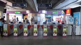 ＢＴＳ駅の階段を降りるとエカマイのバスターミナル