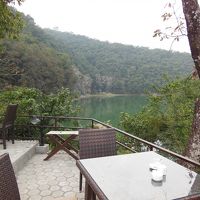 向こうに見えているのがフェワ湖　すぐ隣にあるので