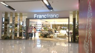 フレグランス・バーなどのコーナーもあり！