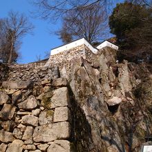 石垣の上に白い土塀