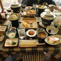 豪華な朝食。蓋してあるのは豆腐。