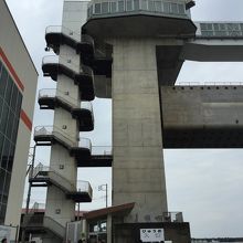 両サイドの柱の部分にはエレベーターが設置されている