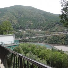 ドライブイン近くから見た谷瀬の吊り橋です