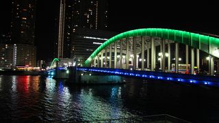 昼間はただの橋だが、夜間はライトアップが美しい勝鬨橋（かちどきばし）