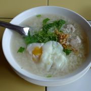 チェンマイに来たら必須のお粥屋