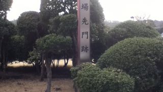 標柱がひっそりと立っている