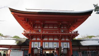 糺の森を抜けると正面に