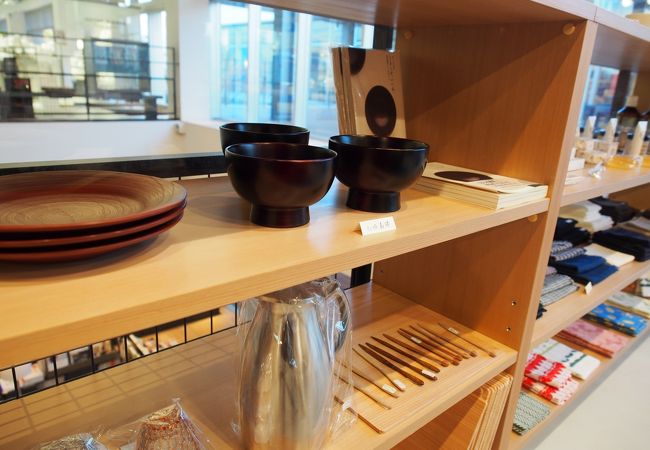 作家ものの器などが並んでいます