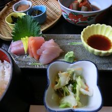 お刺身と箸休めのキャベツの甘酢和え。美味しいです。