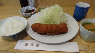 こじんまりとした外観のとんかつ屋さん