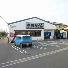 さらに店の真ん前にも駐車場あり